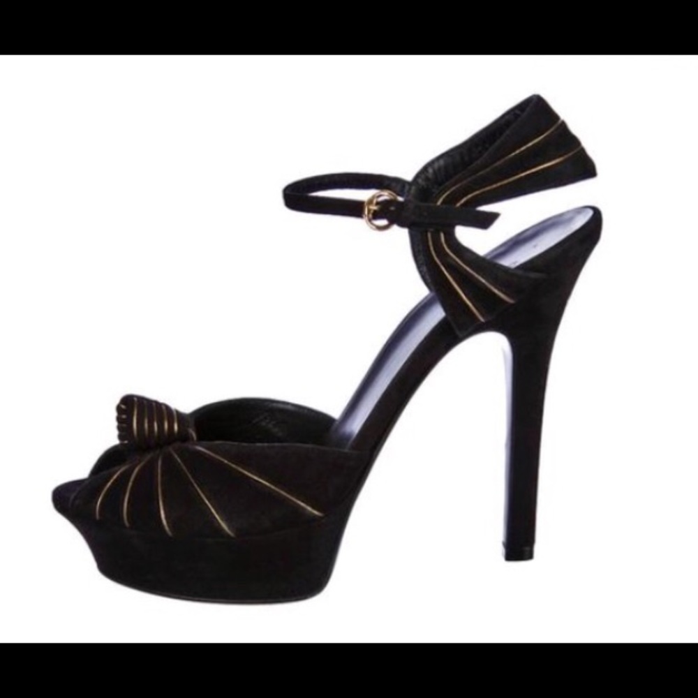 Beautiful like brand new Gucci black & gold heels